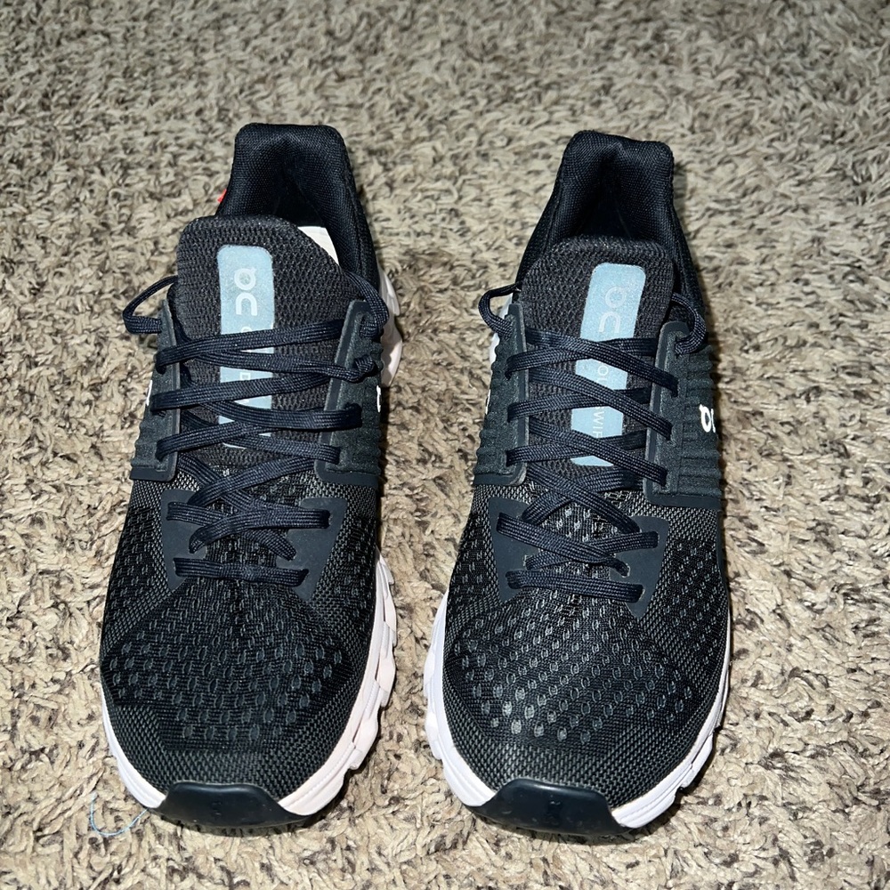 Womens On Running Cloudswift Helion. US8. Great condition tennis shoe.